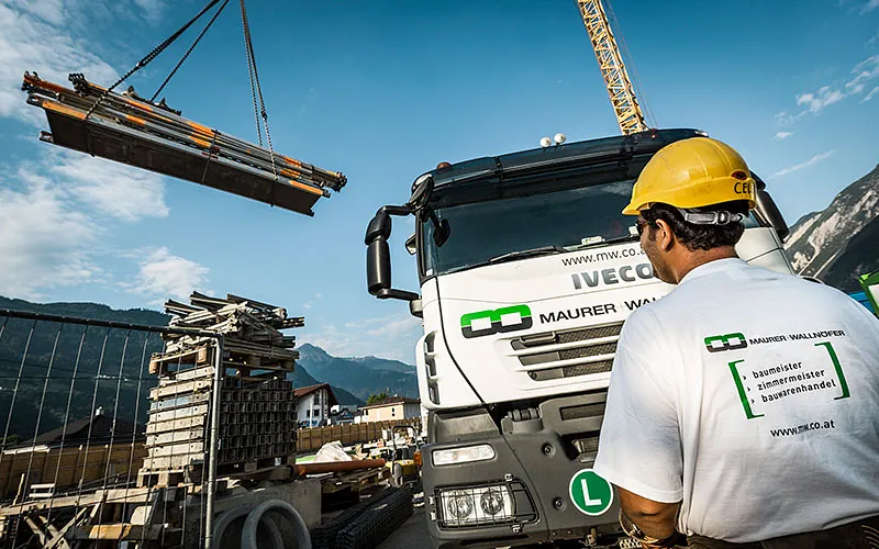 Ein Mitarbeiter von Ingenieure Maurer-Wallnöfer GmbH & Co KG bei der Arbeit.