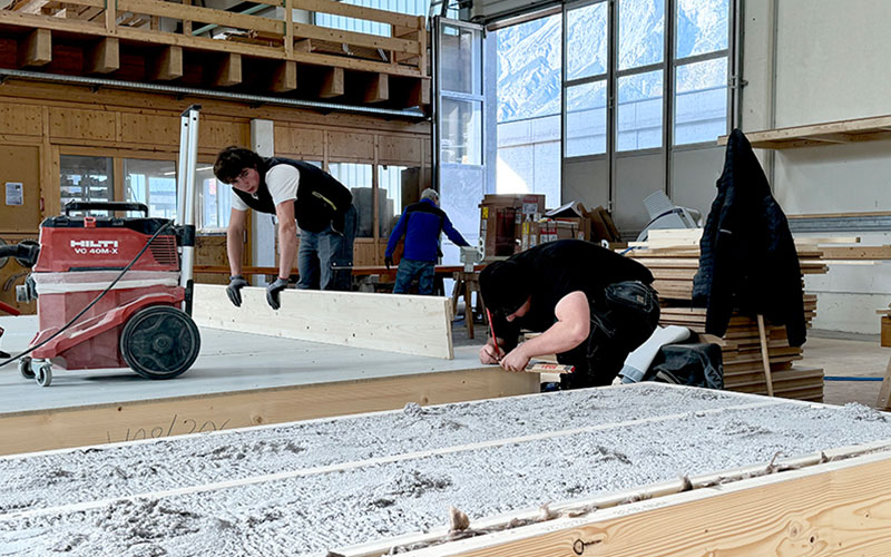 Zwei Mitarbeiter in einer Zimmerei.